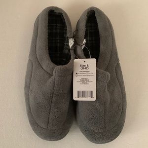Men’s large 11/12 plush house slippers, new with tags, gray